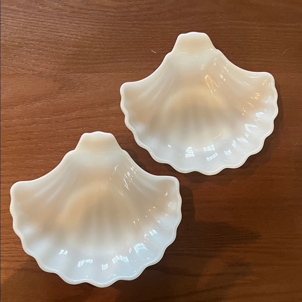 Vintage. Clamshell Milk Glass Set of Candy Dishes